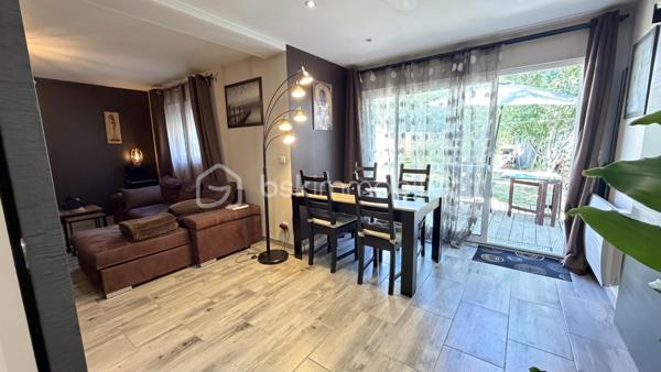 Découvrez cette maison à vendre, construite en 1964, qui vous plongera dans une ambiance accueillante et rétro. 
Nichée dans un quartier paisible, cette propriété offre un cadre de vie agréable et un accès facile aux commodités urbaines
Avec 100 m² habitables, elle dispose de 5 pièces spacieuses vous laissant toute la liberté de créer votre intérieur idéal.
Entrée  avec rangements, séjour salon donnant sur une superbe terrasse sans vis à vis, cuisine séparée.
Espace nuit disposant de QUATRE chambres, d'une salle d'eau avec possibilité de faire une salle de bain supplémentaire.
 Profitez de deux places de parking et d'une grande terrasse, idéale pour vos moments de détente en plein air sur une parcelle d'environ 410 m2.
Un grand abri de jardin vient compléter ce joli nid familial.
Venez visiter pour vous laisser séduire ! Contactez Fabrice Martin pour plus d'informations.