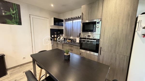 Découvrez cette maison à vendre, construite en 1964, qui vous plongera dans une ambiance accueillante et rétro. 
Nichée dans un quartier paisible, cette propriété offre un cadre de vie agréable et un accès facile aux commodités urbaines
Avec 100 m² habitables, elle dispose de 5 pièces spacieuses vous laissant toute la liberté de créer votre intérieur idéal.
Entrée  avec rangements, séjour salon donnant sur une superbe terrasse sans vis à vis, cuisine séparée.
Espace nuit disposant de QUATRE chambres, d'une salle d'eau avec possibilité de faire une salle de bain supplémentaire.
 Profitez de deux places de parking et d'une grande terrasse, idéale pour vos moments de détente en plein air sur une parcelle d'environ 410 m2.
Un grand abri de jardin vient compléter ce joli nid familial.
Venez visiter pour vous laisser séduire ! Contactez Fabrice Martin pour plus d'informations.