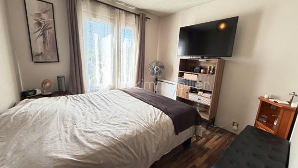 Découvrez cette maison à vendre, construite en 1964, qui vous plongera dans une ambiance accueillante et rétro. 
Nichée dans un quartier paisible, cette propriété offre un cadre de vie agréable et un accès facile aux commodités urbaines
Avec 100 m² habitables, elle dispose de 5 pièces spacieuses vous laissant toute la liberté de créer votre intérieur idéal.
Entrée  avec rangements, séjour salon donnant sur une superbe terrasse sans vis à vis, cuisine séparée.
Espace nuit disposant de QUATRE chambres, d'une salle d'eau avec possibilité de faire une salle de bain supplémentaire.
 Profitez de deux places de parking et d'une grande terrasse, idéale pour vos moments de détente en plein air sur une parcelle d'environ 410 m2.
Un grand abri de jardin vient compléter ce joli nid familial.
Venez visiter pour vous laisser séduire ! Contactez Fabrice Martin pour plus d'informations.