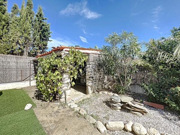 Maison trois faces à vendre à Saint Genis Des Fontaines, 4 pièces, 102 m², grand garage et jardin