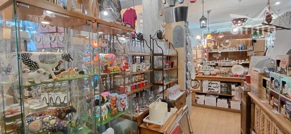 Au cœur du village d'Aussois, belle boutique Relais Opinel et vente de souvenirs, cadeaux, bijoux et arts de la table.