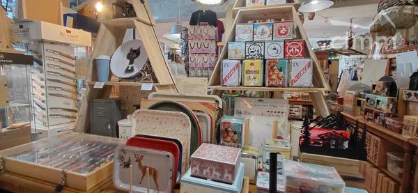 Au cœur du village d'Aussois, belle boutique Relais Opinel et vente de souvenirs, cadeaux, bijoux et arts de la table.