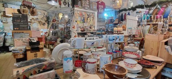 Au cœur du village d'Aussois, belle boutique Relais Opinel et vente de souvenirs, cadeaux, bijoux et arts de la table.