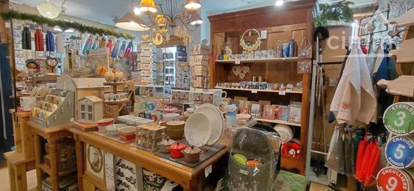 Au cœur du village d'Aussois, belle boutique Relais Opinel et vente de souvenirs, cadeaux, bijoux et arts de la table.