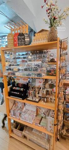 Au cœur du village d'Aussois, belle boutique Relais Opinel et vente de souvenirs, cadeaux, bijoux et arts de la table.