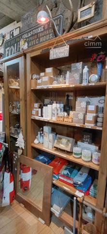 Au cœur du village d'Aussois, belle boutique Relais Opinel et vente de souvenirs, cadeaux, bijoux et arts de la table.