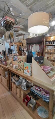 Au cœur du village d'Aussois, belle boutique Relais Opinel et vente de souvenirs, cadeaux, bijoux et arts de la table.