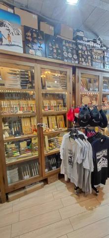 Au cœur du village d'Aussois, belle boutique Relais Opinel et vente de souvenirs, cadeaux, bijoux et arts de la table.