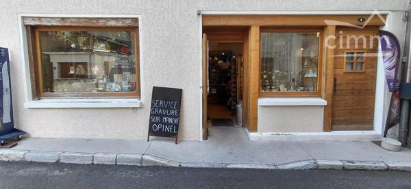 Au cœur du village d'Aussois, belle boutique Relais Opinel et vente de souvenirs, cadeaux, bijoux et arts de la table.