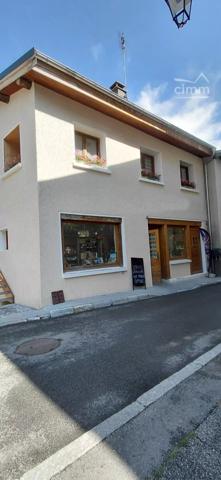 Au cœur du village d'Aussois, belle boutique Relais Opinel et vente de souvenirs, cadeaux, bijoux et arts de la table.