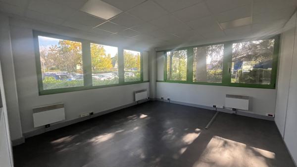 Bureaux lumineux au sud d'Orléans - accès immédiat RD2020 - A louer ou à vendre 157 m2 !