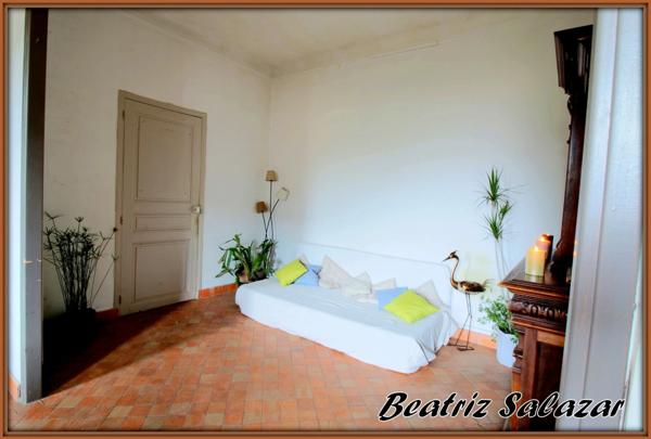 A Digne-les-Bains, dans un quartier central et calme, très bel appartement à rénover de 76m², 2/3 pièces et deux greniers.