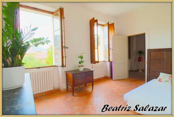 A Digne-les-Bains, dans un quartier central et calme, très bel appartement à rénover de 76m², 2/3 pièces et deux greniers.