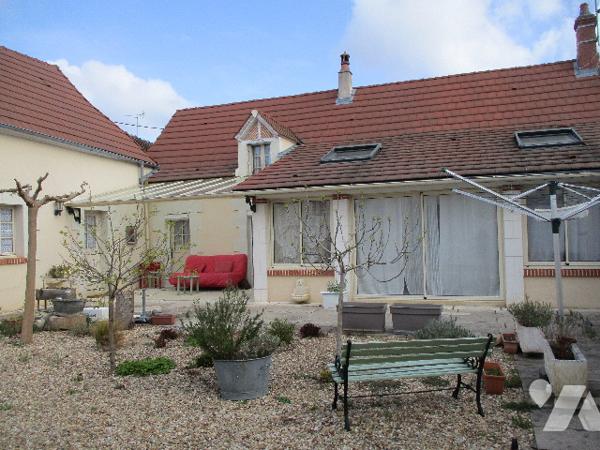Au centre de Chabris, maison de type longère