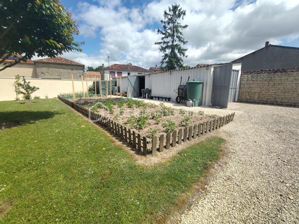 À DÉCOUVRIR – SUPERBE PAVILLON DE 122 m² AVEC VÉRANDA, DÉPENDANCE ET TERRAIN ARBORÉ
A quelques kilometres seulement de Aigre et Rouillac!
Bien rare , ne le ratez pas!!!

Venez découvrir ce magnifique pavillon de 122 m², parfaitement agencé et offrant de belles prestations.

Dès l’entrée, vous serez séduits par une vaste pièce de vie lumineuse comprenant un salon-séjour chaleureux et une cuisine moderne, entièrement équipée et aménagée, ouverte sur l’espace de vie environ 56m2

La partie nuit se compose de 3 belles chambres avec placards, d’une salle d’eau contemporaine avec douche à l’italienne et double vasque, ainsi qu’un WC indépendant. Un cellier vient compléter l’ensemble.

Dans le prolongement du salon, profitez d’une superbe véranda de 23 m², idéale pour des moments de détente toute l’année, ainsi qu’une pergola couverte avec terrasse d’environ 16 m².

Côté extérieur, vous bénéficierez d’un beau terrain arboré de 1 495 m² avec puits, parfait pour profiter d’un cadre agréable et verdoyant.
Environnement calme assuré, dans un village disposant de boulangerie, supérette, tabac et presse , a seulement 10 min des commerces . 

Les plus :
    • Garage  23m2
    • Dépendance d’environ 40 m² 
    • Pompe à chaleur air/air 
    • Panneaux solaires 
    • Beaux volumes et prestations de qualité 

Un bien rare à découvrir sans tarder !

Aucun travaux à prévoir vous avez juste à poser vos valises !