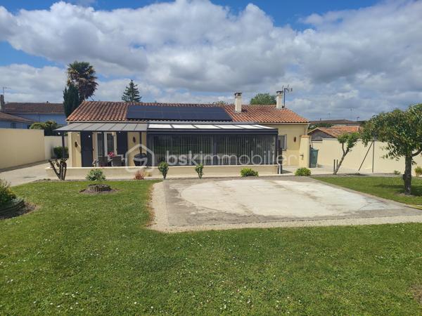 À DÉCOUVRIR – SUPERBE PAVILLON DE 122 m² AVEC VÉRANDA, DÉPENDANCE ET TERRAIN ARBORÉ
A quelques kilometres seulement de Aigre et Rouillac!
Bien rare , ne le ratez pas!!!

Venez découvrir ce magnifique pavillon de 122 m², parfaitement agencé et offrant de belles prestations.

Dès l’entrée, vous serez séduits par une vaste pièce de vie lumineuse comprenant un salon-séjour chaleureux et une cuisine moderne, entièrement équipée et aménagée, ouverte sur l’espace de vie environ 56m2

La partie nuit se compose de 3 belles chambres avec placards, d’une salle d’eau contemporaine avec douche à l’italienne et double vasque, ainsi qu’un WC indépendant. Un cellier vient compléter l’ensemble.

Dans le prolongement du salon, profitez d’une superbe véranda de 23 m², idéale pour des moments de détente toute l’année, ainsi qu’une pergola couverte avec terrasse d’environ 16 m².

Côté extérieur, vous bénéficierez d’un beau terrain arboré de 1 495 m² avec puits, parfait pour profiter d’un cadre agréable et verdoyant.
Environnement calme assuré, dans un village disposant de boulangerie, supérette, tabac et presse , a seulement 10 min des commerces . 

Les plus :
    • Garage  23m2
    • Dépendance d’environ 40 m² 
    • Pompe à chaleur air/air 
    • Panneaux solaires 
    • Beaux volumes et prestations de qualité 

Un bien rare à découvrir sans tarder !

Aucun travaux à prévoir vous avez juste à poser vos valises !