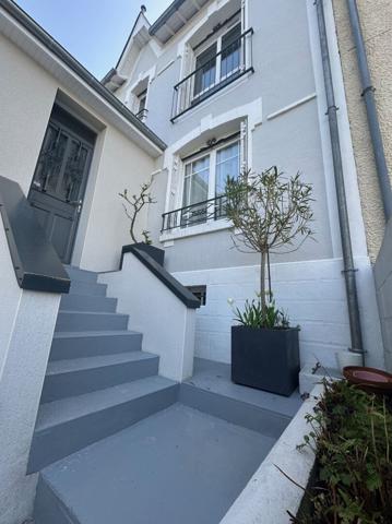 MAISON 4 CHAMBRES JARDIN GARAGE ET CAVE DANS LE TRIANGLE D'OR