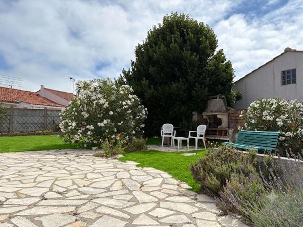 Saint Hilaire De Riez à 180 m de la corniche de SION, maison 3 ch + studio indépendant et 2 garages