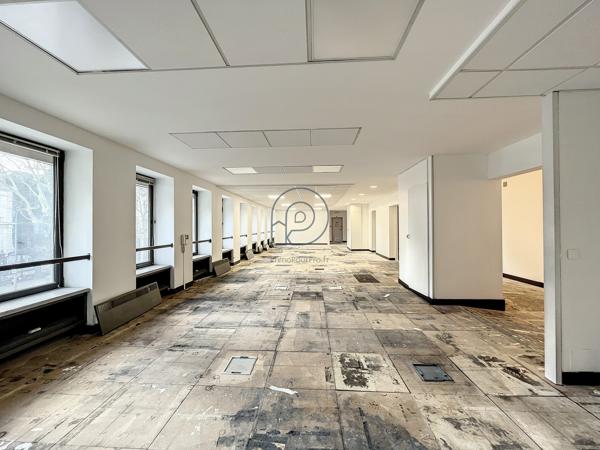 Blvd de la Liberté : 320 m2 de bureaux + 4 parkings