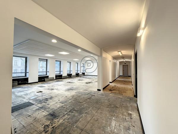 Blvd de la Liberté : 320 m2 de bureaux + 4 parkings
