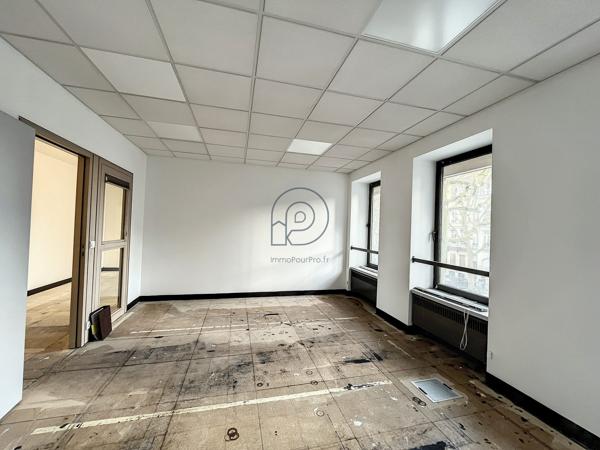 Blvd de la Liberté : 320 m2 de bureaux + 4 parkings