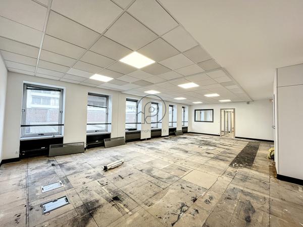 Blvd de la Liberté : 320 m2 de bureaux + 4 parkings