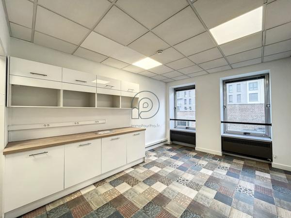 Blvd de la Liberté : 320 m2 de bureaux + 4 parkings