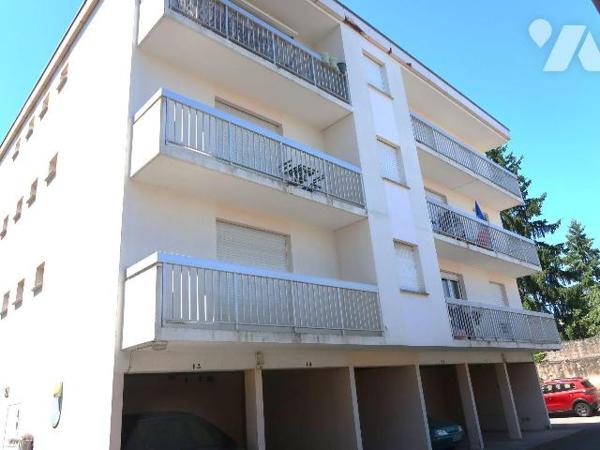Dans cour intérieure du "Berry", APPT T1, 31,54m2, situé au 1er étage, avec ascenseur, comprena...