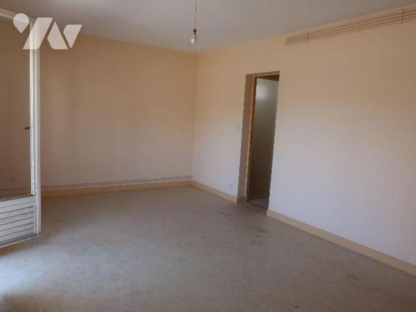Dans cour intérieure du "Berry", APPT T1, 31,54m2, situé au 1er étage, avec ascenseur, comprena...