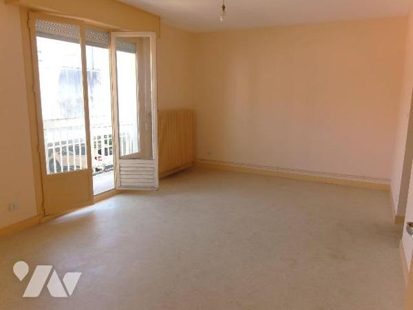 Dans cour intérieure du "Berry", APPT T1, 31,54m2, situé au 1er étage, avec ascenseur, comprena...