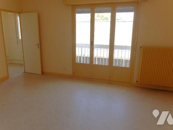 Dans cour intérieure du "Berry", APPT T1, 31,54m2, situé au 1er étage, avec ascenseur, comprena...