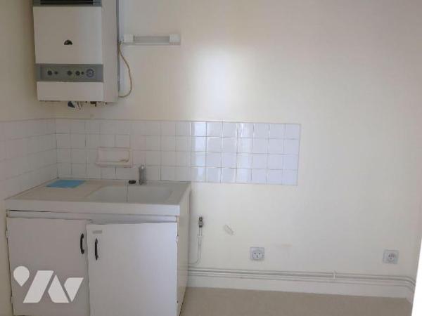 Dans cour intérieure du "Berry", APPT T1, 31,54m2, situé au 1er étage, avec ascenseur, comprena...