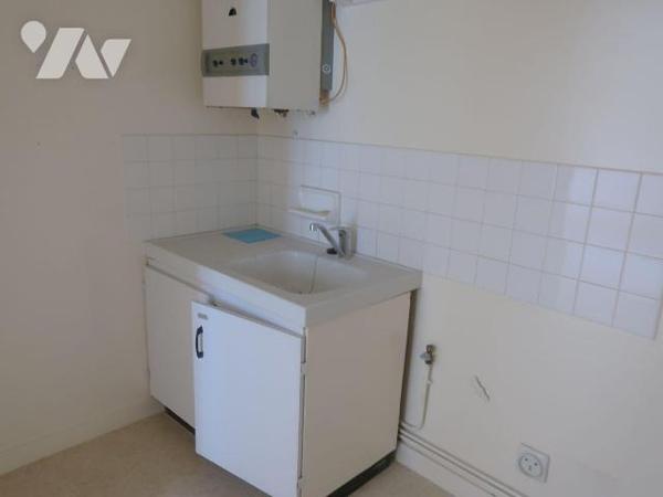 Dans cour intérieure du "Berry", APPT T1, 31,54m2, situé au 1er étage, avec ascenseur, comprena...