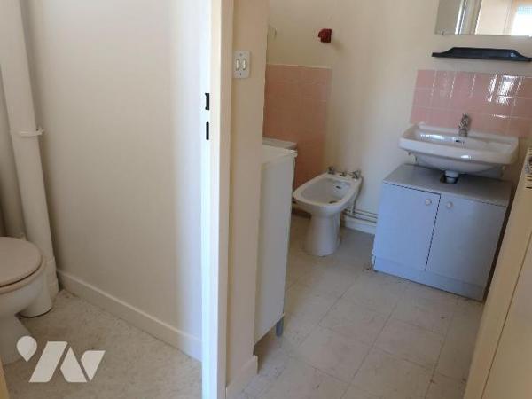 Dans cour intérieure du "Berry", APPT T1, 31,54m2, situé au 1er étage, avec ascenseur, comprena...