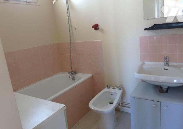 Dans cour intérieure du "Berry", APPT T1, 31,54m2, situé au 1er étage, avec ascenseur, comprena...