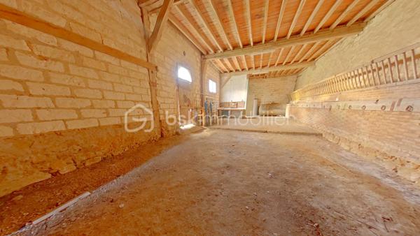 Authentique corps de ferme de caractère composé de deux superbes habitations, de vastes dépendances et d’un remarquable potentiel d’accueil.

Nichée dans un environnement paisible, sans voisinage immédiat, cette propriété pleine de charme séduira les amateurs de beaux volumes, d’authenticité et de projets de vie ambitieux. Idéalement située à proximité des commerces et de l’accès autoroutier, elle offre un cadre privilégié propice à une activité de gîtes, de réception ou d’événementiel.

L’ensemble s’articule autour d’une spacieuse cour intérieure desservant deux habitations indépendantes, deux magnifiques granges de 200 m² et 100 m², un hangar ainsi qu’un agréable jardin situé à l’arrière de la grande grange.

La première habitation, d’environ 117 m², dévoile au rez-de-chaussée une entrée accueillante, une cuisine, un séjour chaleureux, une pièce pouvant faire office de chambre ou de salle à manger, ainsi qu’une salle d’eau avec toilettes. À l’étage, un palier dessert trois belles chambres, une salle de bains avec toilettes et un vaste grenier offrant de nombreuses possibilités d’aménagement.

La seconde habitation, d’environ 157 m² sur sous-sol semi-enterré, propose de beaux espaces lumineux. Le rez-de-chaussée comprend une entrée, une cuisine baignée de lumière ainsi qu’un superbe salon/salle à manger de 52 m² agrémenté d’une cheminée, idéal pour les moments de convivialité. L’étage accueille quatre belles chambres, une salle d’eau, un cabinet de toilette et un grand grenier.

Les toitures, en excellent état, constituent un véritable atout pour ce bien rare à fort potentiel.

Une propriété authentique et pleine de caractère, offrant de multiples perspectives : résidence familiale, activité touristique, maison d’hôtes ou lieu de réception.