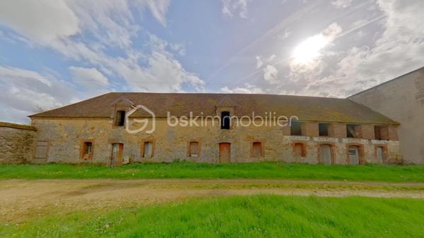 Authentique corps de ferme de caractère composé de deux superbes habitations, de vastes dépendances et d’un remarquable potentiel d’accueil.

Nichée dans un environnement paisible, sans voisinage immédiat, cette propriété pleine de charme séduira les amateurs de beaux volumes, d’authenticité et de projets de vie ambitieux. Idéalement située à proximité des commerces et de l’accès autoroutier, elle offre un cadre privilégié propice à une activité de gîtes, de réception ou d’événementiel.

L’ensemble s’articule autour d’une spacieuse cour intérieure desservant deux habitations indépendantes, deux magnifiques granges de 200 m² et 100 m², un hangar ainsi qu’un agréable jardin situé à l’arrière de la grande grange.

La première habitation, d’environ 117 m², dévoile au rez-de-chaussée une entrée accueillante, une cuisine, un séjour chaleureux, une pièce pouvant faire office de chambre ou de salle à manger, ainsi qu’une salle d’eau avec toilettes. À l’étage, un palier dessert trois belles chambres, une salle de bains avec toilettes et un vaste grenier offrant de nombreuses possibilités d’aménagement.

La seconde habitation, d’environ 157 m² sur sous-sol semi-enterré, propose de beaux espaces lumineux. Le rez-de-chaussée comprend une entrée, une cuisine baignée de lumière ainsi qu’un superbe salon/salle à manger de 52 m² agrémenté d’une cheminée, idéal pour les moments de convivialité. L’étage accueille quatre belles chambres, une salle d’eau, un cabinet de toilette et un grand grenier.

Les toitures, en excellent état, constituent un véritable atout pour ce bien rare à fort potentiel.

Une propriété authentique et pleine de caractère, offrant de multiples perspectives : résidence familiale, activité touristique, maison d’hôtes ou lieu de réception.