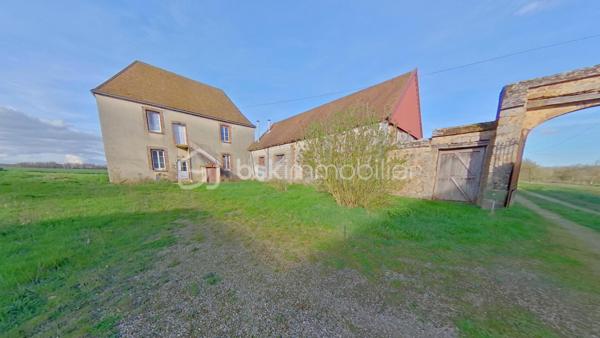 Authentique corps de ferme de caractère composé de deux superbes habitations, de vastes dépendances et d’un remarquable potentiel d’accueil.

Nichée dans un environnement paisible, sans voisinage immédiat, cette propriété pleine de charme séduira les amateurs de beaux volumes, d’authenticité et de projets de vie ambitieux. Idéalement située à proximité des commerces et de l’accès autoroutier, elle offre un cadre privilégié propice à une activité de gîtes, de réception ou d’événementiel.

L’ensemble s’articule autour d’une spacieuse cour intérieure desservant deux habitations indépendantes, deux magnifiques granges de 200 m² et 100 m², un hangar ainsi qu’un agréable jardin situé à l’arrière de la grande grange.

La première habitation, d’environ 117 m², dévoile au rez-de-chaussée une entrée accueillante, une cuisine, un séjour chaleureux, une pièce pouvant faire office de chambre ou de salle à manger, ainsi qu’une salle d’eau avec toilettes. À l’étage, un palier dessert trois belles chambres, une salle de bains avec toilettes et un vaste grenier offrant de nombreuses possibilités d’aménagement.

La seconde habitation, d’environ 157 m² sur sous-sol semi-enterré, propose de beaux espaces lumineux. Le rez-de-chaussée comprend une entrée, une cuisine baignée de lumière ainsi qu’un superbe salon/salle à manger de 52 m² agrémenté d’une cheminée, idéal pour les moments de convivialité. L’étage accueille quatre belles chambres, une salle d’eau, un cabinet de toilette et un grand grenier.

Les toitures, en excellent état, constituent un véritable atout pour ce bien rare à fort potentiel.

Une propriété authentique et pleine de caractère, offrant de multiples perspectives : résidence familiale, activité touristique, maison d’hôtes ou lieu de réception.