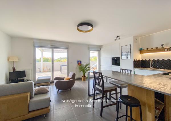 Marseille (13011) Superbe penthouse: une véritable maison sur le toit aux Accates.