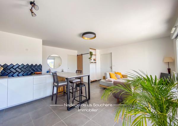 Marseille (13011) Superbe penthouse: une véritable maison sur le toit aux Accates.