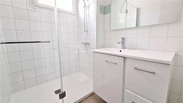 Location                                                      Appartement
                        
                     3 pièces                      71 m2                     à Réalmont