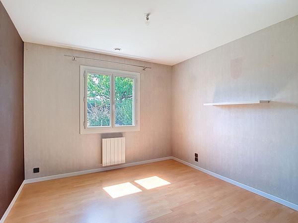 A VENDRE -SAINT-LYS- Maison T6 de plain-pied avec garage et jardin paysager -