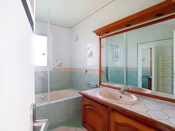 A VENDRE -SAINT-LYS- Maison T6 de plain-pied avec garage et jardin paysager -