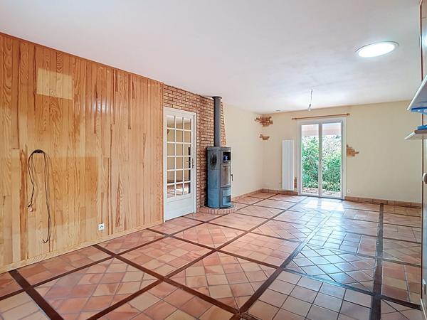 A VENDRE -SAINT-LYS- Maison T6 de plain-pied avec garage et jardin paysager -