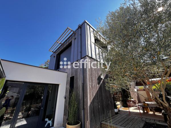 Maison
         5 pièces
        - 130 m² Bien prestige 867 000 € *