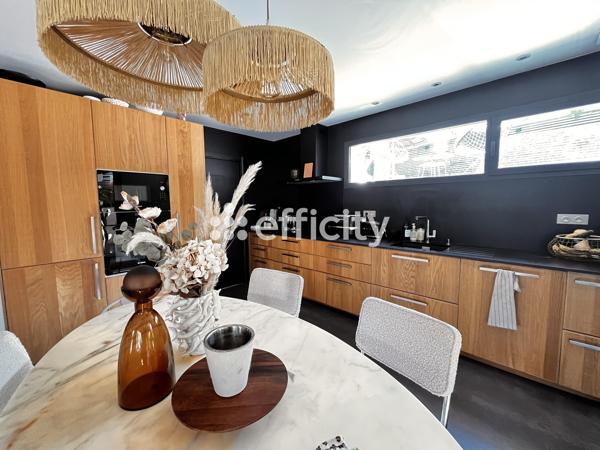 Maison
         5 pièces
        - 130 m² Bien prestige 867 000 € *
