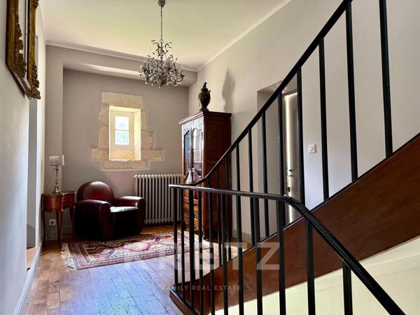 Manoir du XVIe restauré, 12 chambres, dépendances, piscine tennis 2Ha