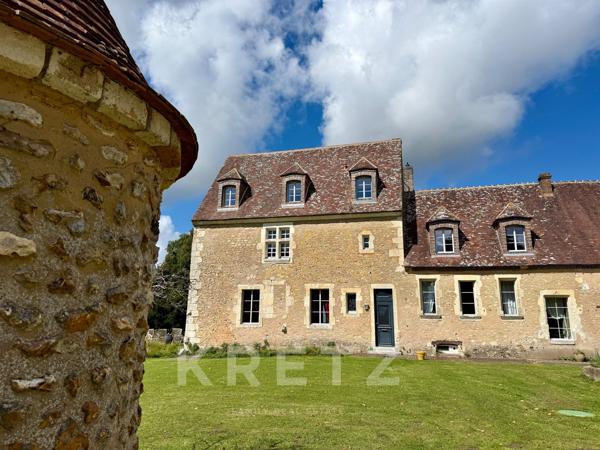 Manoir du XVIe restauré, 12 chambres, dépendances, piscine tennis 2Ha
