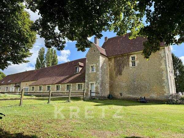 Manoir du XVIe restauré, 12 chambres, dépendances, piscine tennis 2Ha