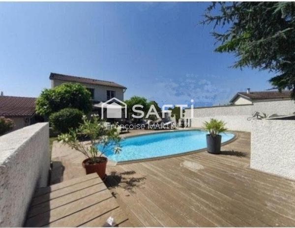 1 véranda au Nord avec vue sur les Alpes ; 1 piscine sur terrasse bois avec salons détente au Sud